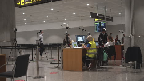 Flughafenpersonal-Kontrolliert-Die-Temperatur-Der-Passagiere,-Die-Aufgrund-Der-Covid19-Pandemie-In-Malaga-Ankamen