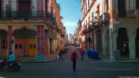 Traditionelle-Kubanische-Architektur-In-Der-Altstadt-Von-Havanna-Während-Des-Klaren-Morgens,-Der-Schatten-Auf-Die-Straße-Wirft