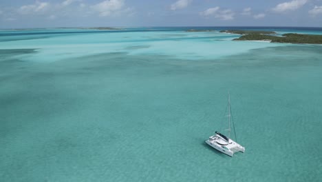 Barco-Catamarán-En-Hermosas-Aguas-Tropicales-En-Gran-Bahama,-Drone-Aéreo