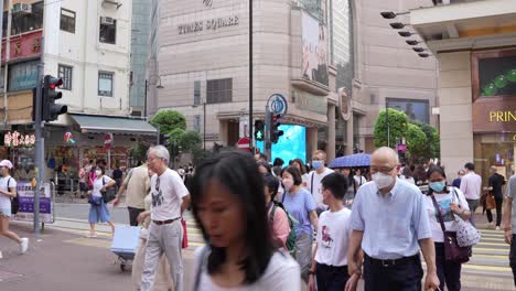 Hong-Kong-Time-Square-Mit-Fußgängern