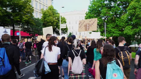 Ein-Junger-Mann-Läuft-Während-Einer-Demonstration-Gegen-Rassismus-Durch-Die-Straßen-Wiens