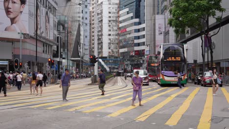 Menschen-überqueren-Die-Straße-In-Causeway-Bay