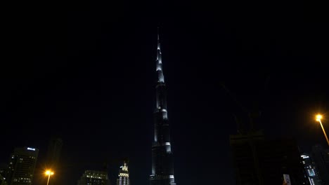Burj-Khalifa,-El-Edificio-Más-Alto-Del-Mundo-Por-La-Noche-En-Dubai,-Emiratos-Árabes-Unidos.