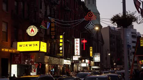 Filmada-En-China-Town-En-Nueva-York-Con-Todos-Los-Coloridos-Anuncios-De-León