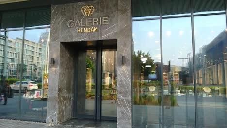 Galerie-Hindam-Ventana-Exterior-Tienda-De-Joyería-De-Moda-En-El-área-De-Paseo-De-La-Ciudad-De-Dubai-Vista-De-Diapositivas-Durante-El-Día