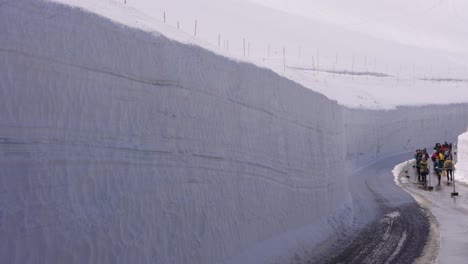 Murodo-Ice-Wall,-Hikers-Exploring-Alpine-Route-in-Tateyama