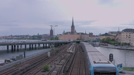 Blick-über-Die-Stadt-Stockholm,-Von-Der-Schleuse-Aus-Gesehen,-Mit-Sichtbarem-Stockholmer-Rathaus-Und-Riddarholm-Kirche