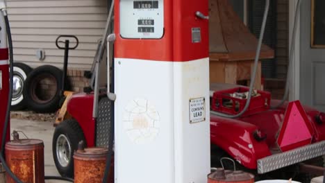 Vintage-rote-Krone-Und-Standard-Benzinpumpen-An-Einer-Alten-Tankstelle-01