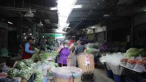 Lebensmittel--Und-Blumenmarkt-In-Bangkok-Mit-Menschen,-Die-Morgens-Einkaufen