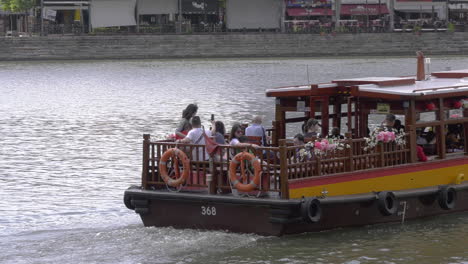 Eine-Gruppe-Touristen-Auf-Einem-Boot,-Das-Am-Frühen-Nachmittag-Auf-Dem-Singapur-Fluss-Fährt