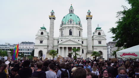 Una-Amplia-Escena-Muestra-A-Miles-De-Personas-Protestando-Emocionalmente-Frente-A-La-Karlskirche-En-El-Corazón-De-Viena,-La-Capital-De-Austria.