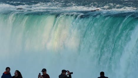 Während-Der-Golden-Hour-Versammeln-Sich-Touristen-Vor-Der-Kanadischen-Seite-Der-Niagarafälle