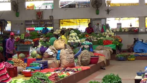 Alltag-Der-Einheimischen-Auf-Dem-Farbenfrohen-Mapusa-Markt-In-Panjim,-Goa,-Indien