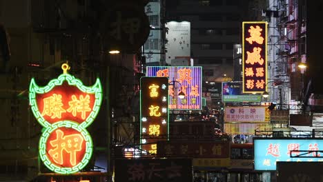 Beleuchtete-Leuchtreklamen-In-Kowloon,-Hongkong-Am-Abend-–-Mittlere-Aufnahme
