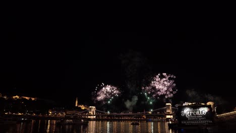 Wunderschönes-Feuerwerk-Auf-Der-Donau-In-Budapest-An-Der-Berühmten-Kettenbrücke