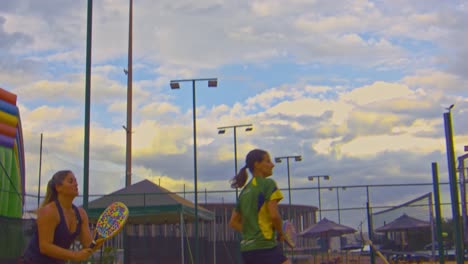 Schwestern-Spielen-Beach-Tennis-In-Brasilien
