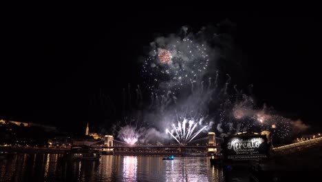 Symmetrische-Feuerwerksexplosion-Am-Budapester-Abend-Am-Stephanstag