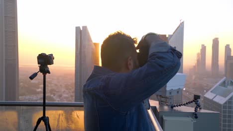 Männlicher-Fotograf-Fotografiert-Das-Stadtbild-Von-Dubai-Im-Hintergrundlicht-Der-Goldenen-Stunde