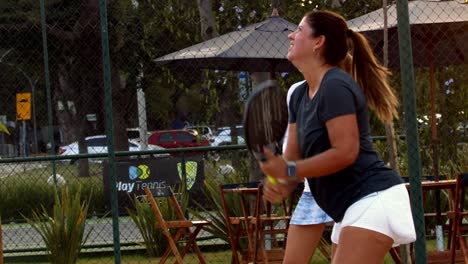 Dos-Atletas-Jugando-Tenis-De-Playa-Al-Atardecer.