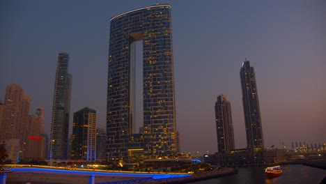 Área-De-Aguas-Azules-En-Dubai,-Emiratos-Árabes-Unidos,-Durante-El-Atardecer-4k