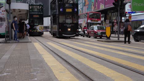 Niedriger-Winkel-Von-Menschen,-Die-Die-Straße-In-Hongkong-überqueren
