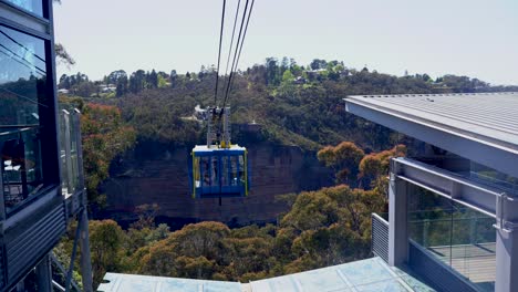 Scenic-Railway-cable-car-departing-over-Blue-Mountains