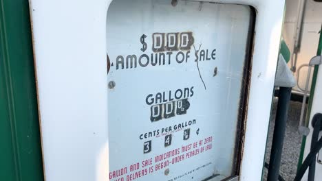 Vintage-green-Sinclair-gasoline-pump