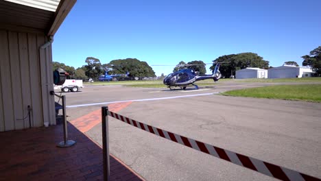 Zwei-Blaue-Hubschrauber-Am-Flughafen-Sydney-Bereiten-Sich-Auf-Den-Start-Vor