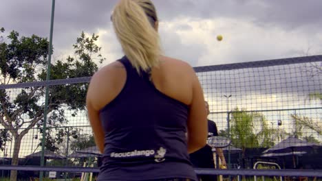 Mujer-Jugando-Tenis-De-Playa-Al-Atardecer-En-Cámara-Lenta