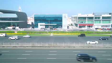 Autos,-Die-Entlang-Der-Sheikh-Zayed-Road-Fahren,-Mit-Dem-Luxushotel-Burj-Al-Arab-Im-Hintergrund-In-Dubai,-Vereinigte-Arabische-Emirate