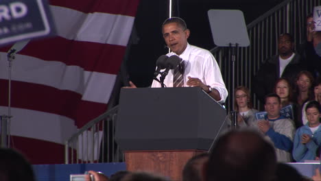 Präsident-Barack-Obama-Spricht-Vor-Einer-Großen-Menschenmenge-An-Der-Orr-Middle-School-In-Las-Vegas,-Während-Die-Menschen-Jubeln-Und-Transparente-Hissen,-Um-Amerika-Voranzubringen