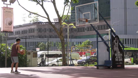 Dos-Niños-Jugando-Baloncesto-En-Una-Cancha-Pública-En-Singapur