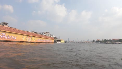 Vista-Desde-El-Ferry,-Flotando-En-Los-Canales-De-Bangkok.