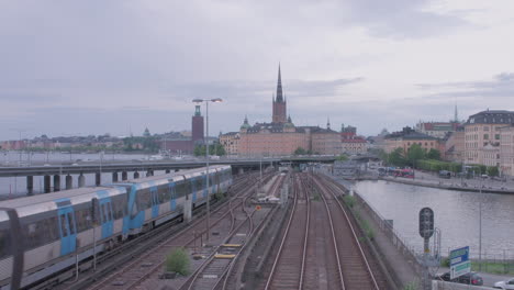Vista-De-La-Ciudad-De-Estocolmo,-Vista-Desde-La-Esclusa,-Con-El-Ayuntamiento-De-Estocolmo-Y-La-Iglesia-De-Ridarholm-Visibles