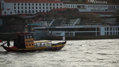 Einspielaufnahme,-Touristenboot-Auf-Dem-Fluss-Douro,-Malerische-Aussicht-Auf-Die-Ferreira-Fabrik-Im-Hintergrund