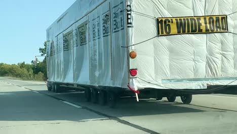 transporting-an-oversized-load-prefabricated-home-on-I-96-freeway-near-Lansing,-Michigan