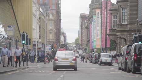 Ein-Geschäftiges-Stadtzentrum-Von-Glasgow,-In-Dem-Fahrzeuge-Und-Menschen-Ihren-Geschäften-Nachgehen