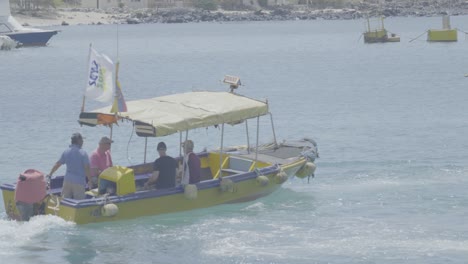 Ein-Gelb-blaues-Boot-Mit-Gelbem-Schiebedach-Bringt-Drei-Passagiere-Und-Touristen-Zu-Ihrem-Kreuzfahrtschiff-Auf-Den-Galapagosinseln
