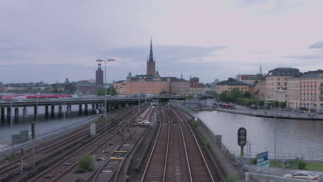 Slpow-Schwenk-Links-über-Der-Stadt-Stockholm,-Von-Slussen-Aus-Gesehen,-Wobei-Das-Rathaus-Von-Stockholm-Und-Die-Kirche-Von-Riddarholm-Sichtbar-Sind