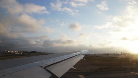 Flugzeug-Bereitet-Sich-Morgens-Auf-Den-Start-Am-Flughafen-Lissabon-Vor