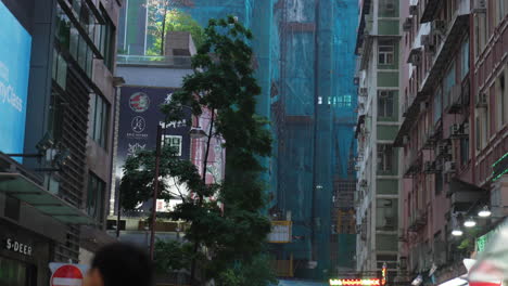 Froschperspektive-Auf-Hohe-Gebäude-In-Der-Hauptverkehrszeit-In-Hongkong,-China