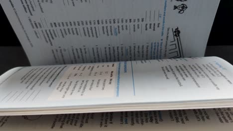Nahaufnahme-Der-Seiten-Eines-Oxford-Englischwörterbuchs,-Die-Sich-Aufgrund-Des-Windes-Umblättern