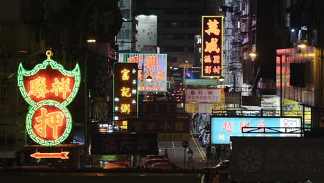Ciudad-Iluminada-Con-Grandes-Carteles-Luminosos-Durante-La-Noche-En-Hong-Kong---Toma-Estática