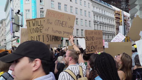 Eine-Weite-Szenerie-Junger-Erwachsener,-Die-In-Der-österreichischen-Hauptstadt-Gegen-Gewalt-Und-Rassismus-Demonstrieren