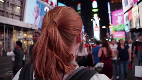 Eine-Frau-Läuft-über-Den-Time-Square-In-New-York-City,-Während-Die-Ganze-Werbung-Läuft