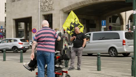 Hochrangiger-Anhänger-Der-Flämischen-Rechtsextremen-Partei-Vlaams-Belang-Winkt-Mit-Der-Flämischen-Flagge-Auf-Dem-Fahrrad-Während-Einer-Protestkundgebung-Im-Stadtzentrum-Von-Brüssel,-Belgien