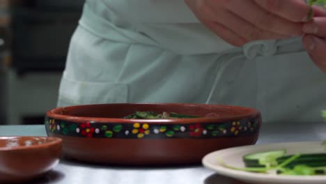 Chef-Latino-Mexicano-Peru-Aderezo-Ceviche-Encima-Con-Vista-Frontal-De-Mariscos-Cilantro