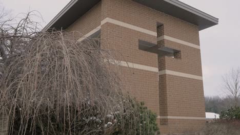 Vista-De-La-Cruz-Cristiana-En-Ladrillo-De-La-Entrada-De-La-Iglesia-En-Michigan,-EE.UU.