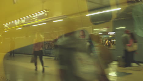 Die-Kamera-Filmt-Das-Innere-Eines-U-Bahnwagens,-Der-Die-U-Bahnstation-Slussen-In-Der-Stadt-Stockholm-Verlässt