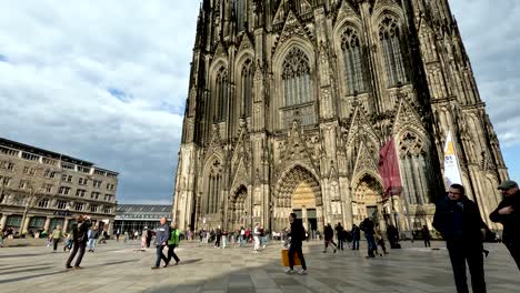 Wide-shot-of-cologne-cathedral-with-lots-of-tourists-on-overcast-day